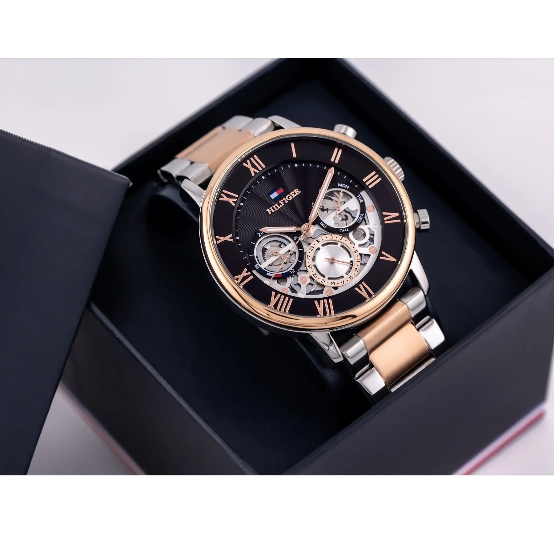 ZEGAREK MĘSKI TOMMY HILFIGER 1710570 Legend (zf107b) + BOX ZEGAREK MĘSKI TOMMY HILFIGER 1710570 Legend (zf107b) + BOX - Lorence 7613272539890