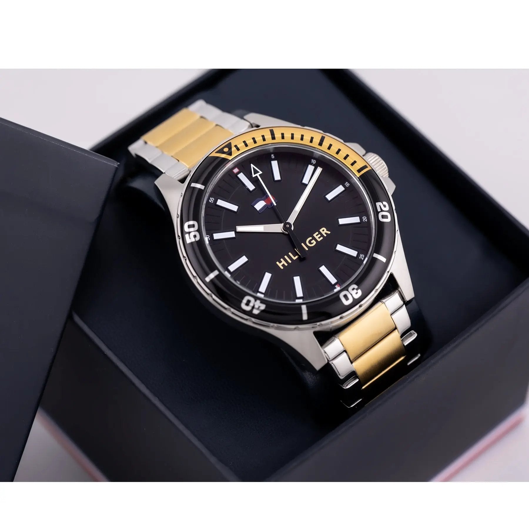 ZEGAREK MĘSKI TOMMY HILFIGER Logan 1792013 (zf106a) ZEGAREK MĘSKI TOMMY HILFIGER Logan 1792013 (zf106a) - Lorence 7613272485906